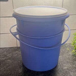 RARE Periwinkle Blue Plastic Bucket with Lid by Tupperware. Handle too!!